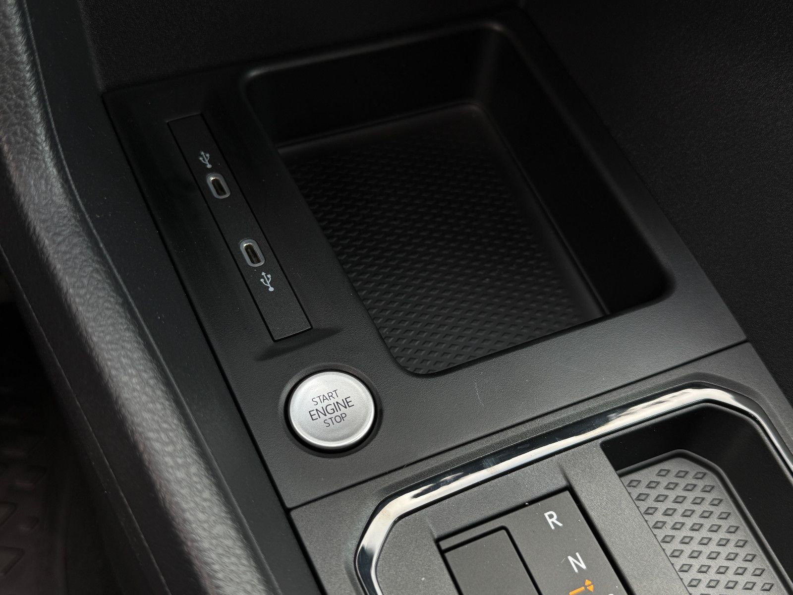 Fahrzeugabbildung Volkswagen Caddy Life Maxi TSI DSG ACC AHK LED Kamera Sthz