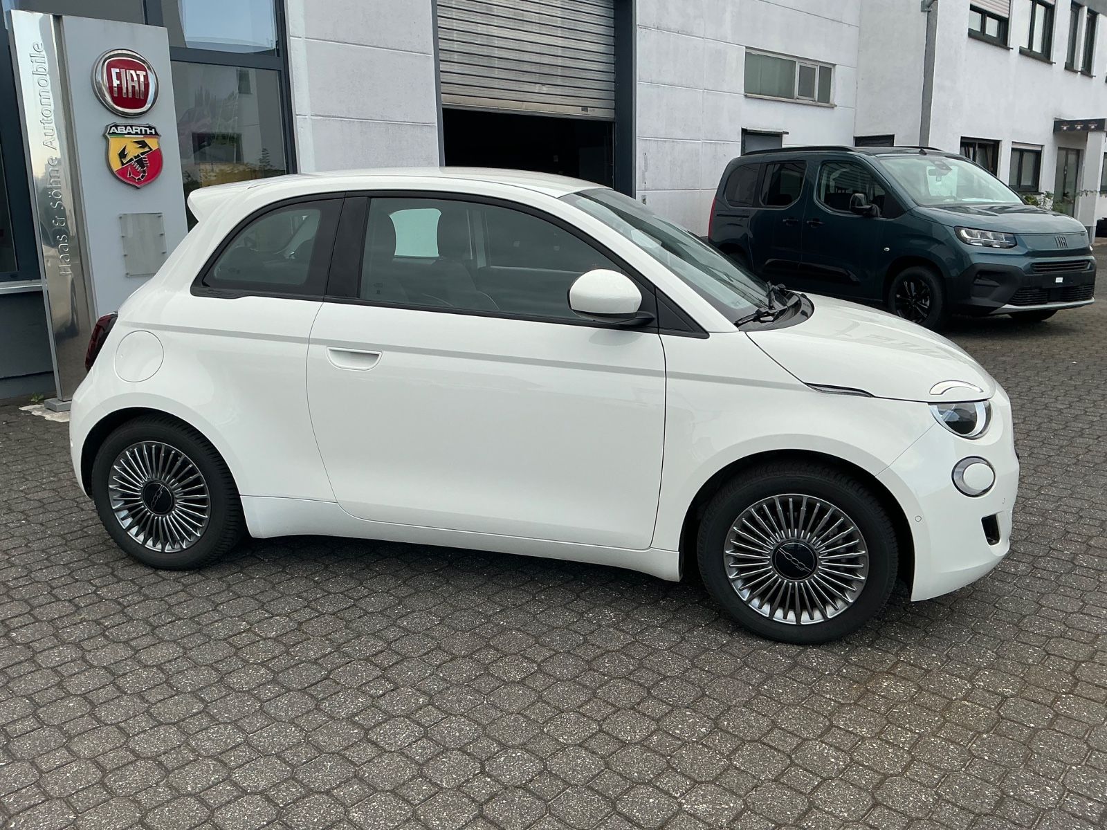 Fiat 500e Limousine 42 kWh *Komfort-Paket/16"LM/96%* imagem 2