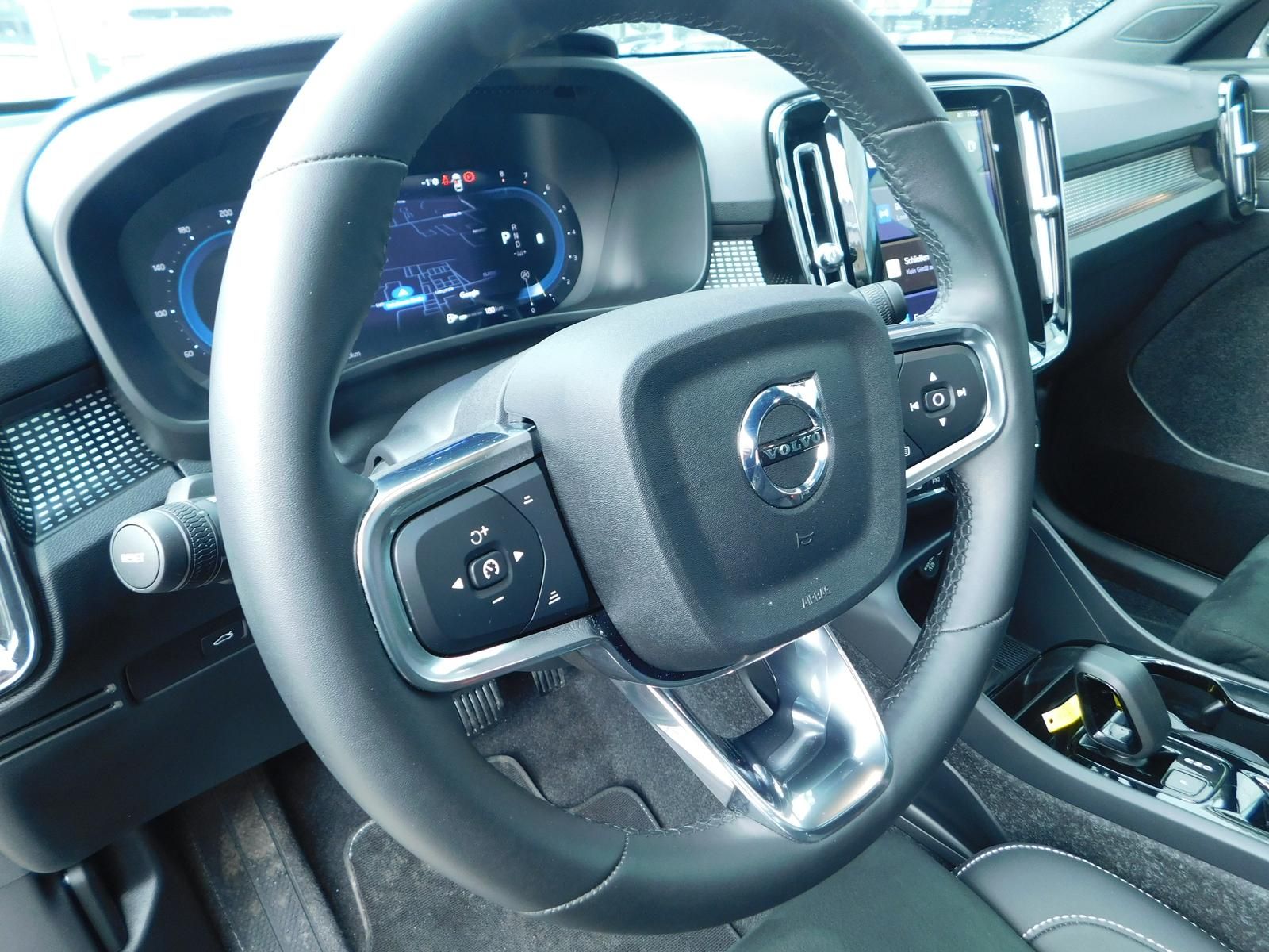 Fahrzeugabbildung Volvo XC40 B3 Ultra Black Editon "Glasdach,360°Cam"