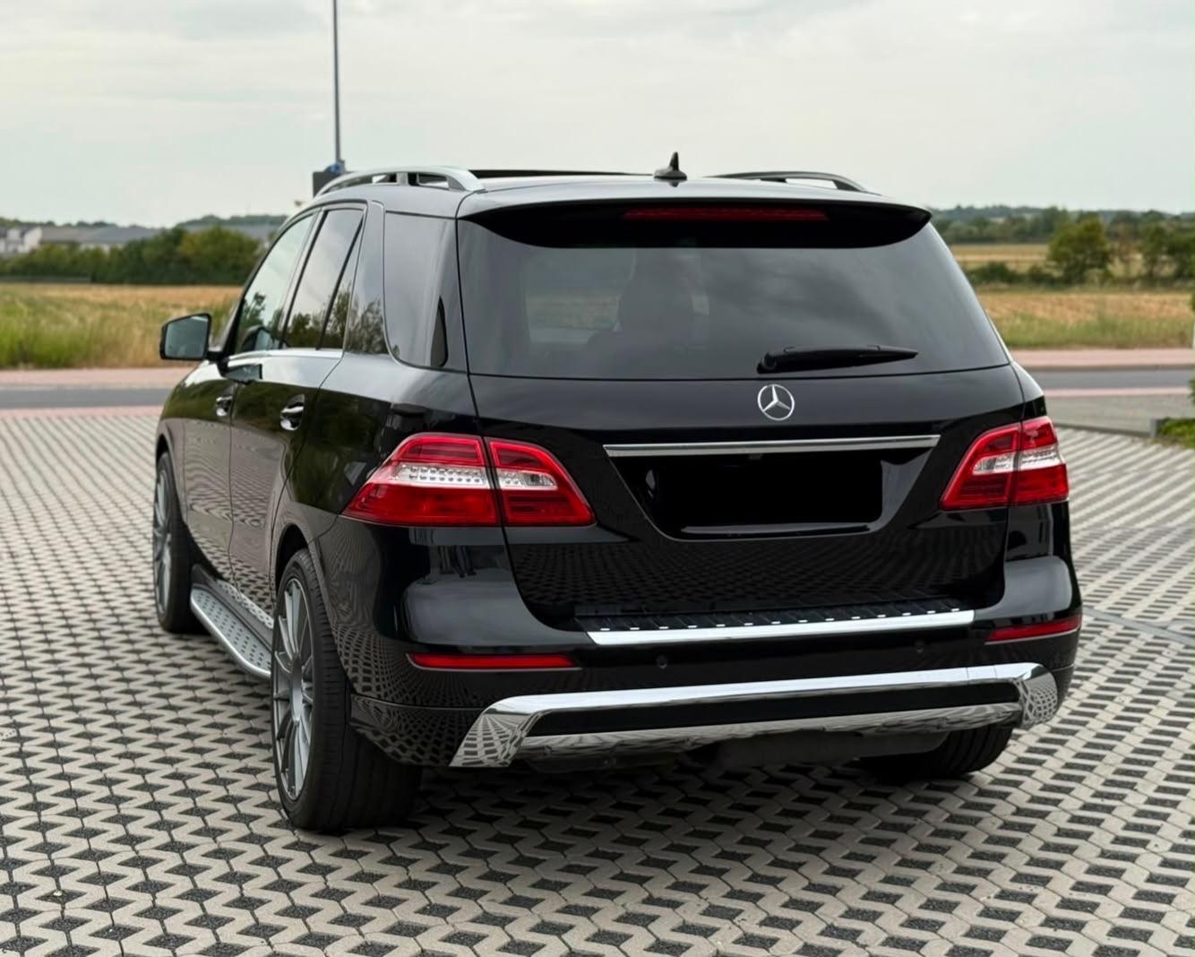 Mercedes-Benz ML 350 BlueTEC 4MATIC AMG-Sportpaket-Pano-AHK