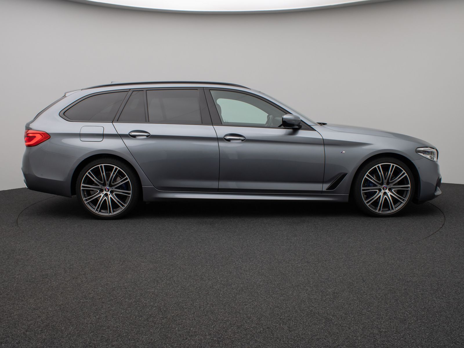 Fahrzeugabbildung BMW 530d xD M Sport Kamera HUD HiFi SoftCl Komfort