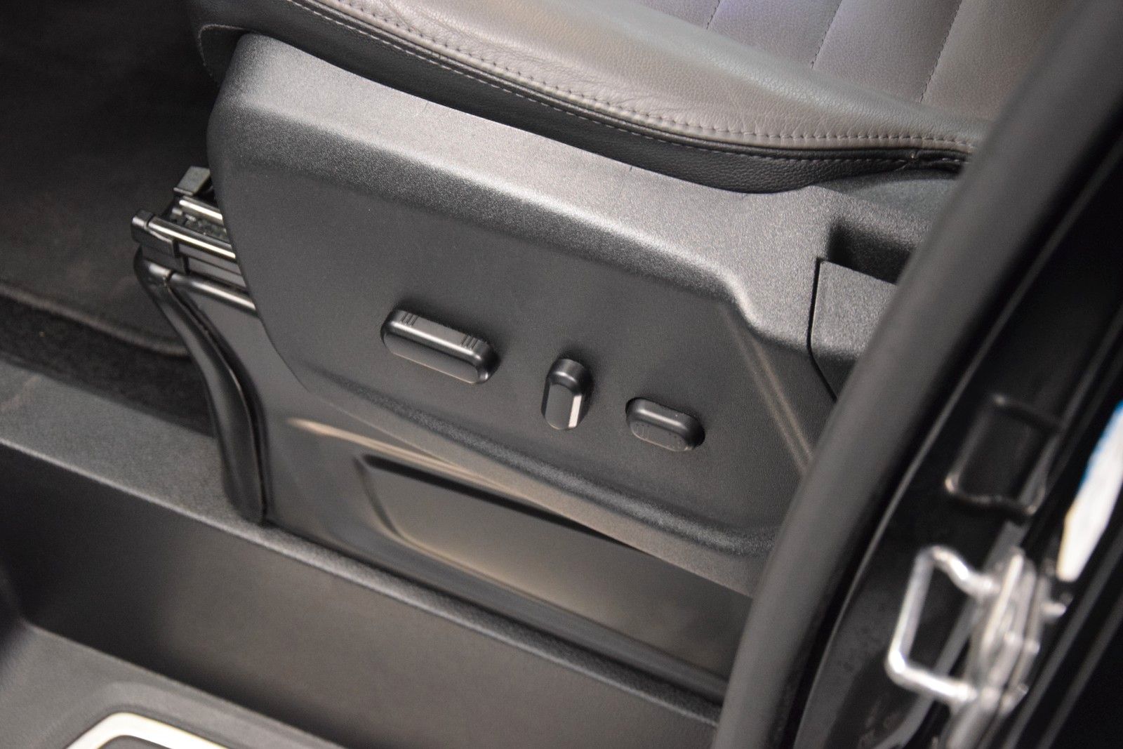 Fahrzeugabbildung Ford Custom 320 L1 Leder Navi Autom. Kamera