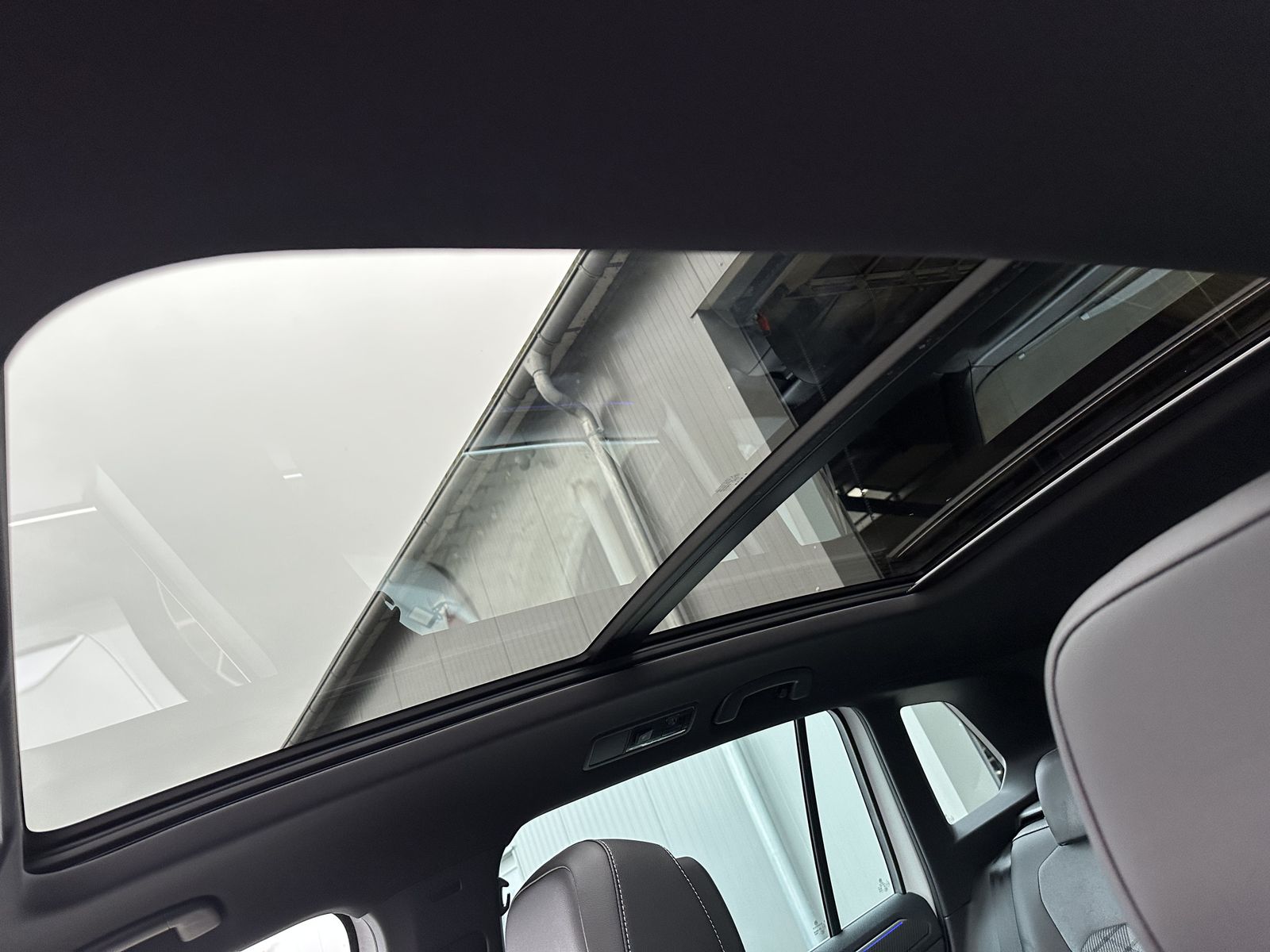 Fahrzeugabbildung Volkswagen Tiguan R-Line 4M NAV+IQ-LIGHT+PANO+20ZO+360°+ACC