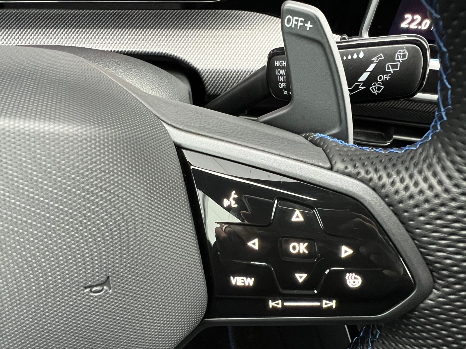 Fahrzeugabbildung Volkswagen Golf VIII R 2.0 TSI DSG 4MOTION *IQ.Light, Black