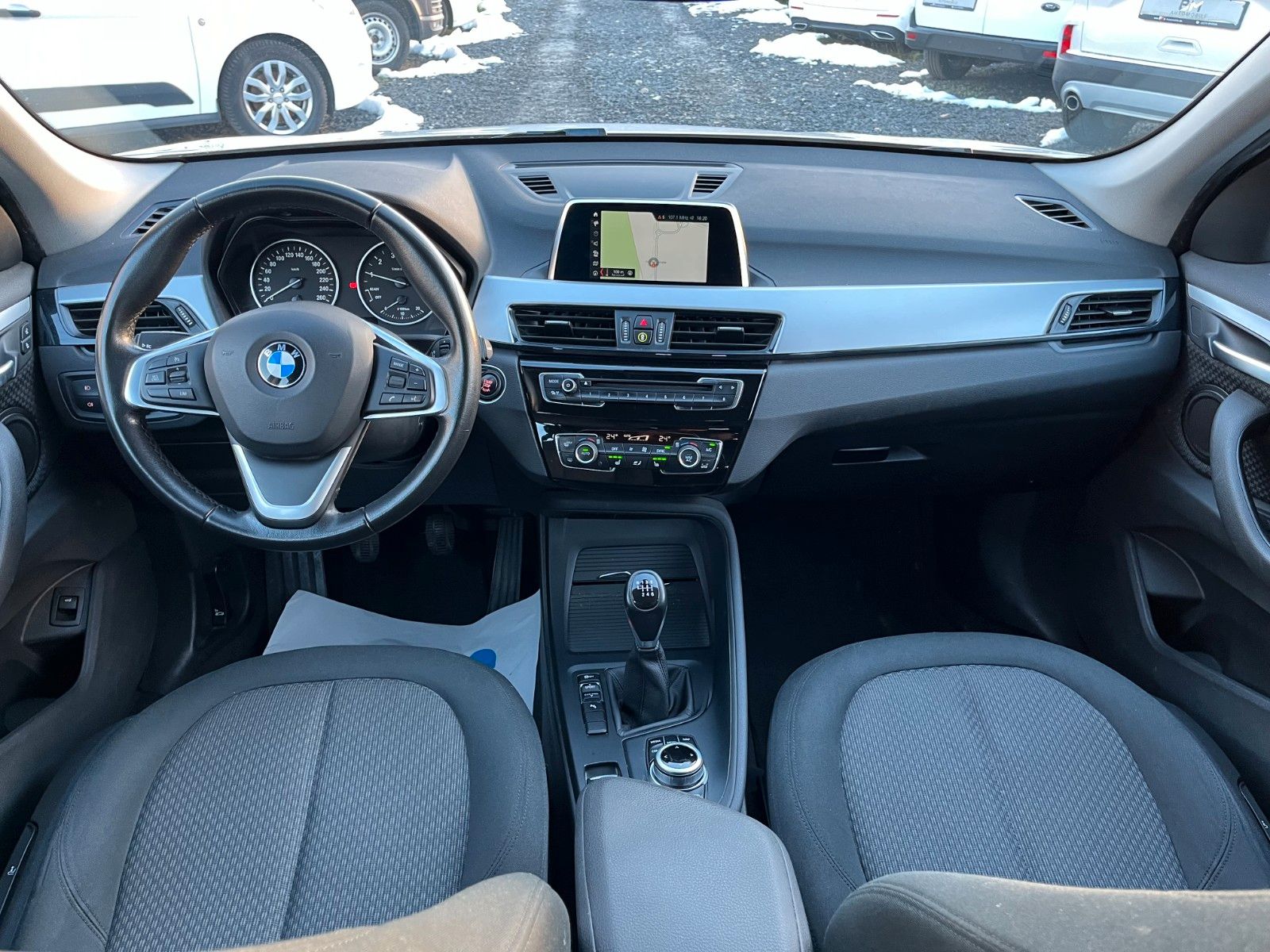 Fahrzeugabbildung BMW X1 sDrive18i Navi Tempomat 1.HAND SHZ PDC SPORT