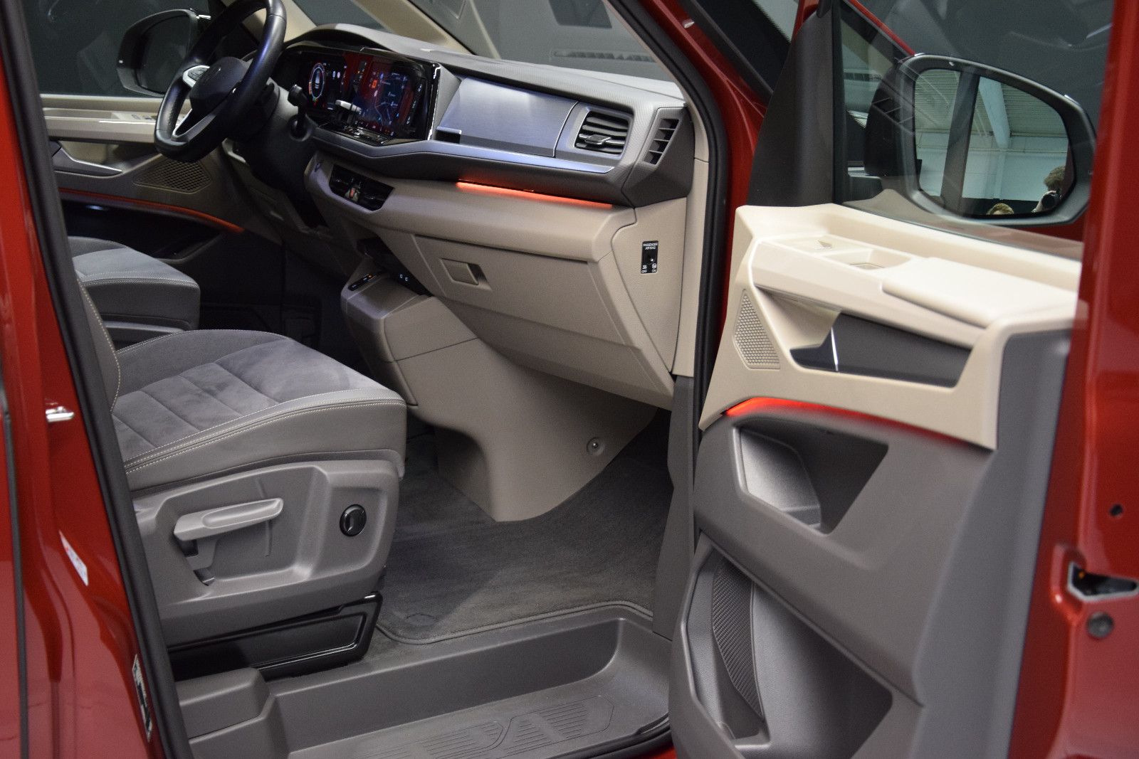 Fahrzeugabbildung Volkswagen T7 Multivan ACC DCC AHK HuD Pano Harman Kardon