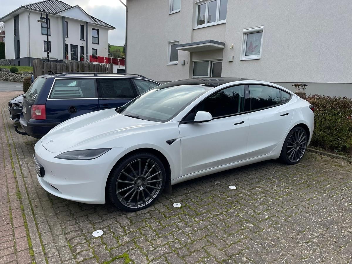 Tesla Model 3 SR RWD MJ 2024 Highland Erst 16Tkm AHK 