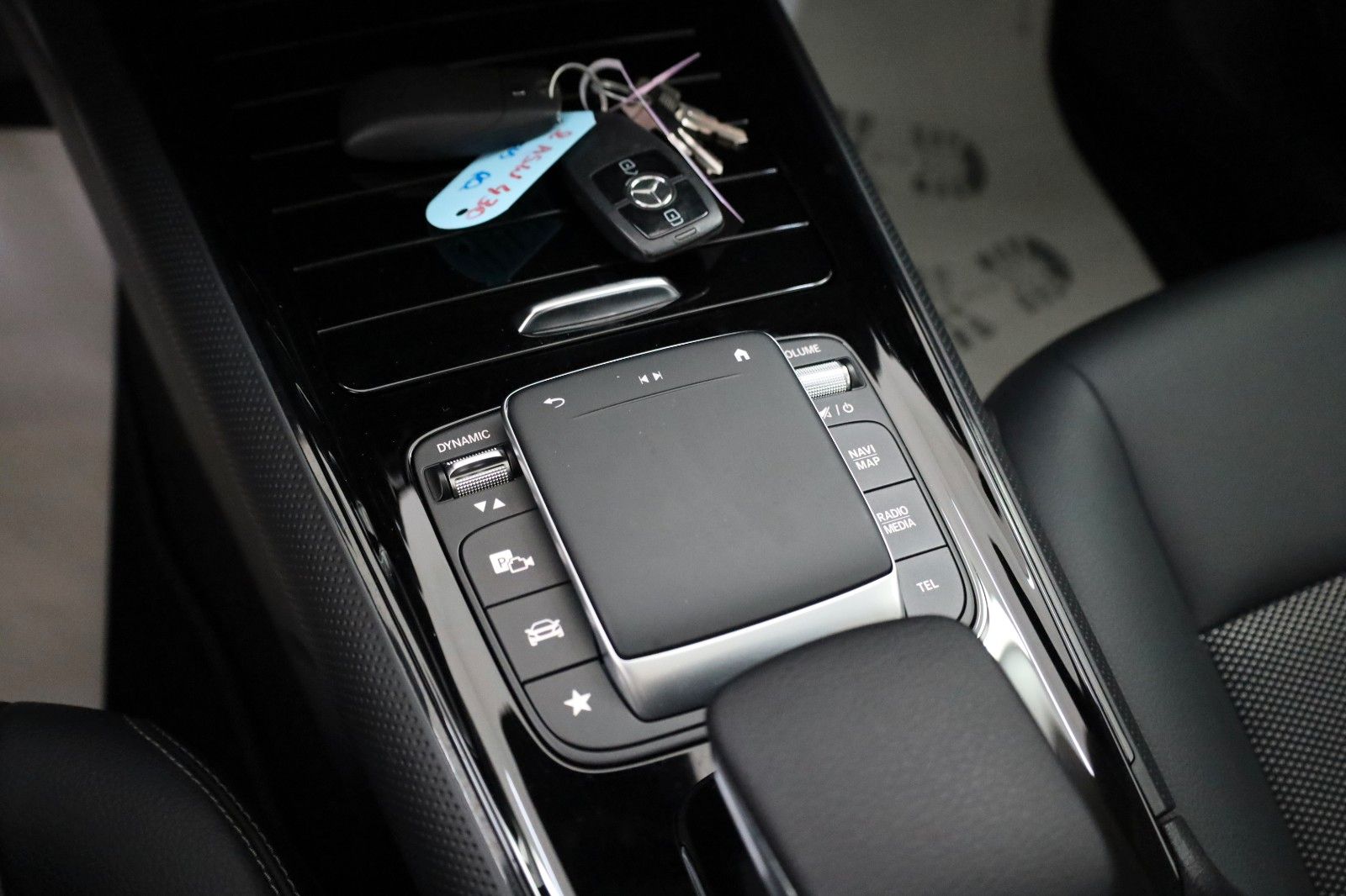 Fahrzeugabbildung Mercedes-Benz GLA 200 d,T.Leder,Navi,LED,Kamera,ACC,Panor.,AHK