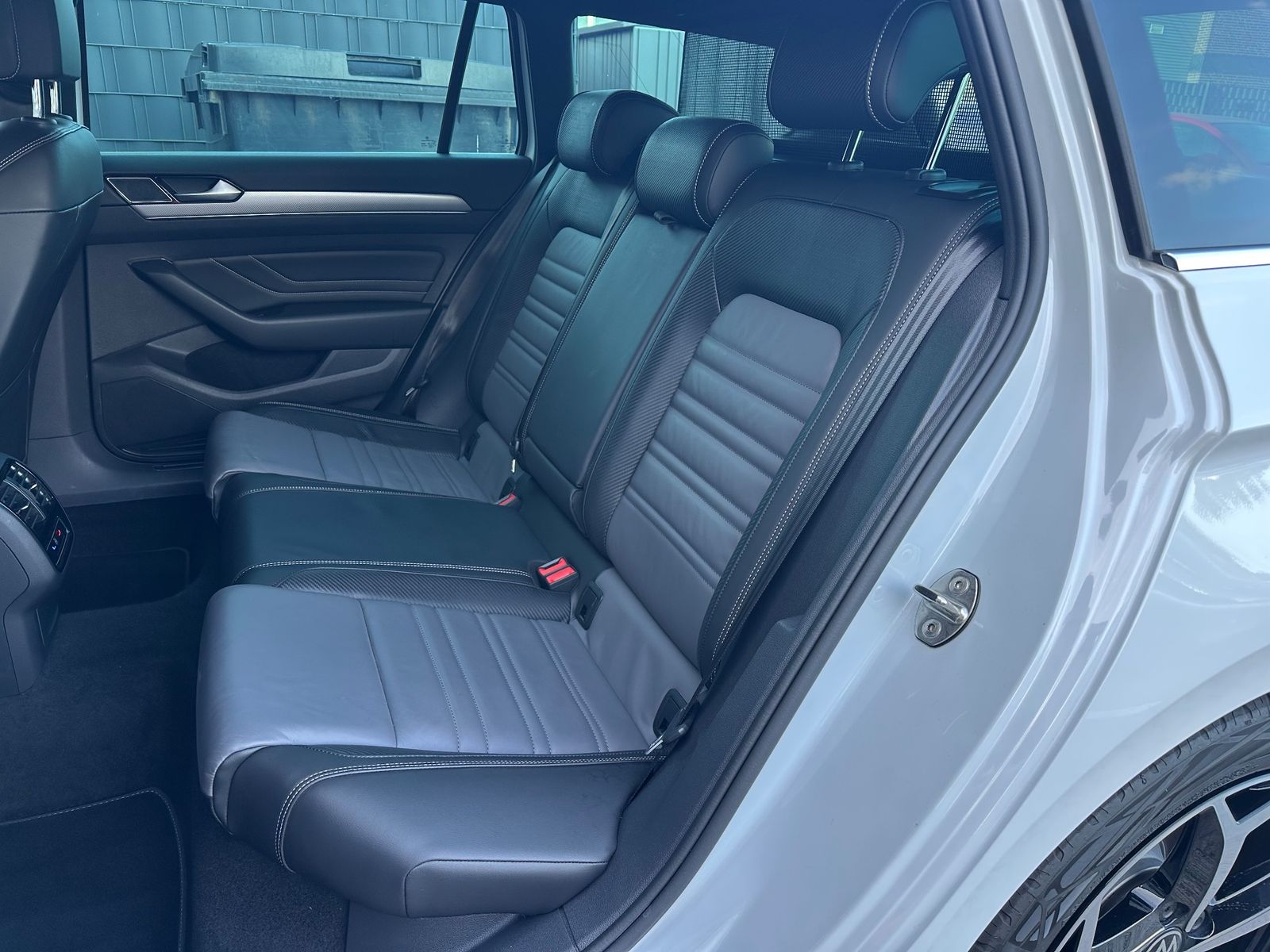 Fahrzeugabbildung Volkswagen Passat Variant 2.0 TDI DSG 4M R-Line NAV+LED+ACC