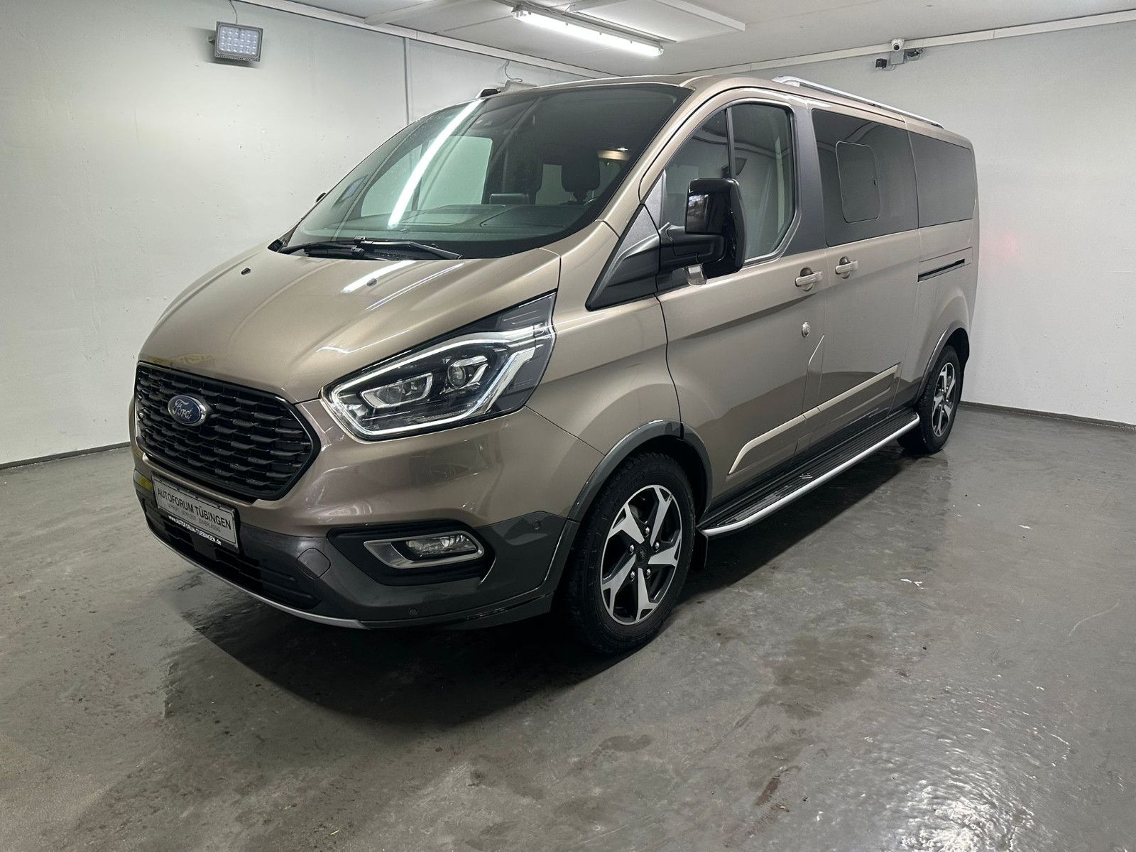 Fahrzeugabbildung Ford Tourneo Custom L1H1 Active*SDH*AHK*8-SITZE*XENON