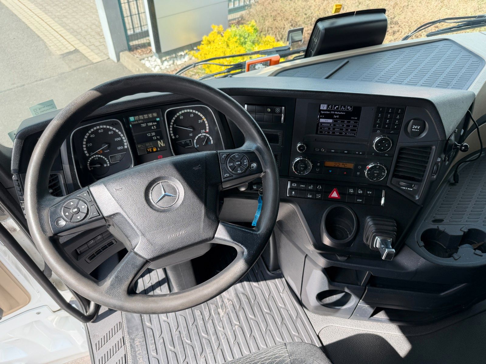 Fahrzeugabbildung Mercedes-Benz Actros 2542 L 6x2 Standklima Retarder