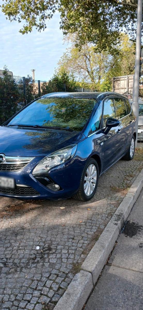 Opel Zafira 2012 — rear view