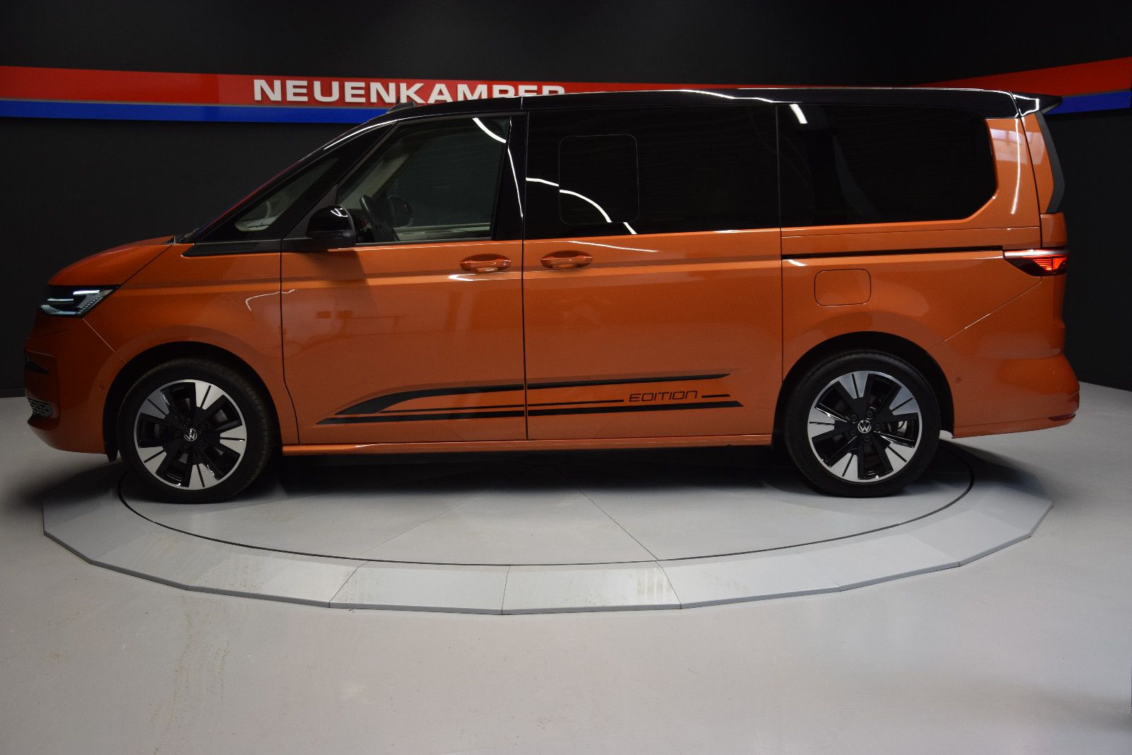 Fahrzeugabbildung Volkswagen T7 Multivan Edition lang Pano ACC vis-a-vis AHK
