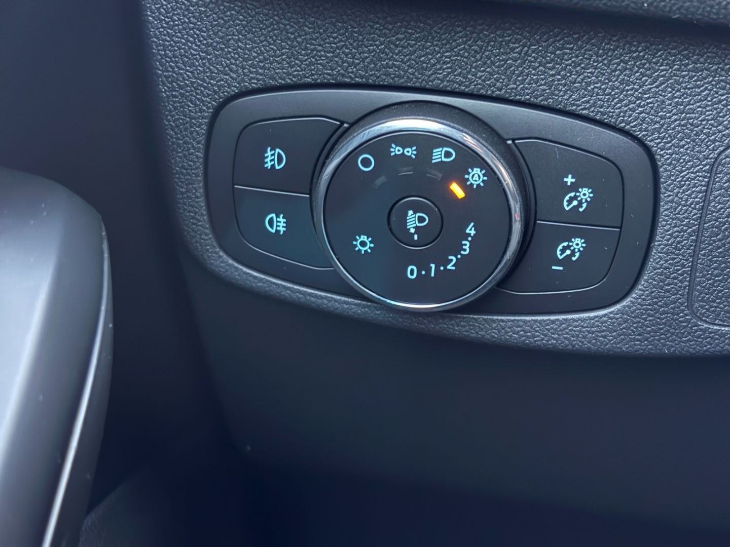 Fahrzeugabbildung Ford Focus Turnier ST-Line X MHEV AHK Kamera Navi LED