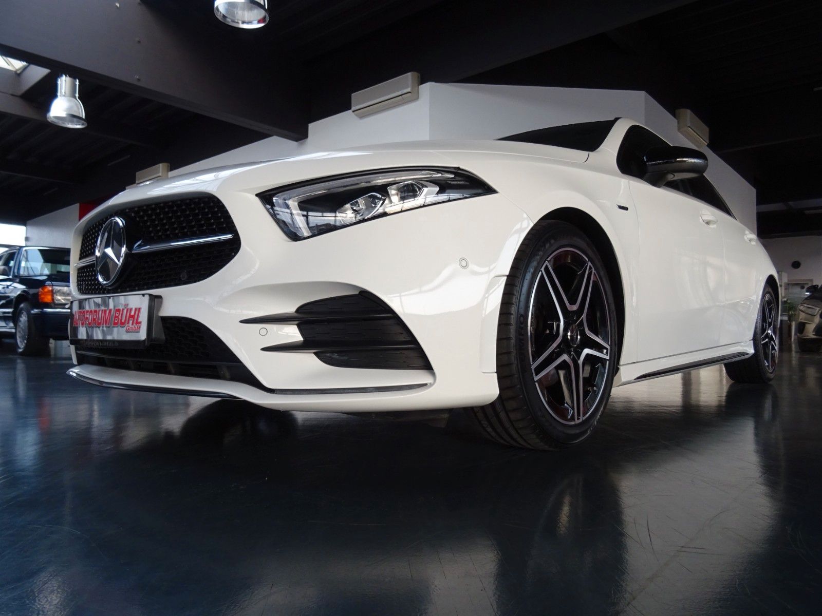 MERCEDES-BENZ A 180 Special-Edition &amp; AMG line/ Navi/ LED/ PDC