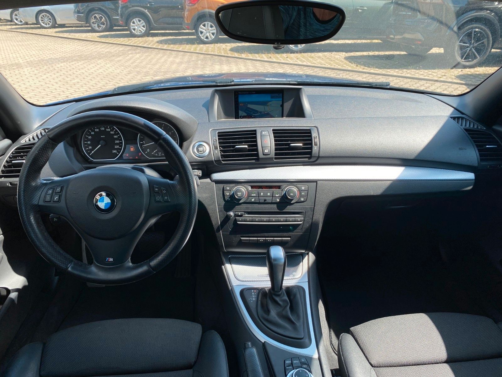 Fahrzeugabbildung BMW 118i Cabrio EL.VERDECK+NAVI+SHZ+TÜV-NEU