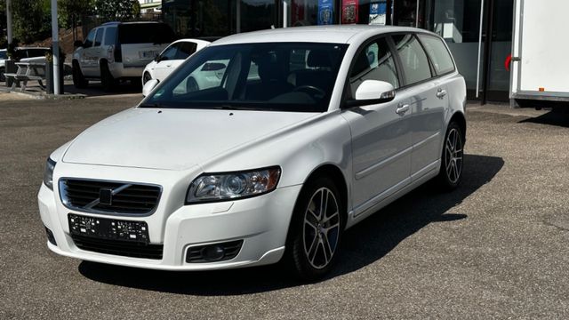 Volvo V50 Kombi 2.0 D Momentum TÜV 10/26 Klimaaut. AHK