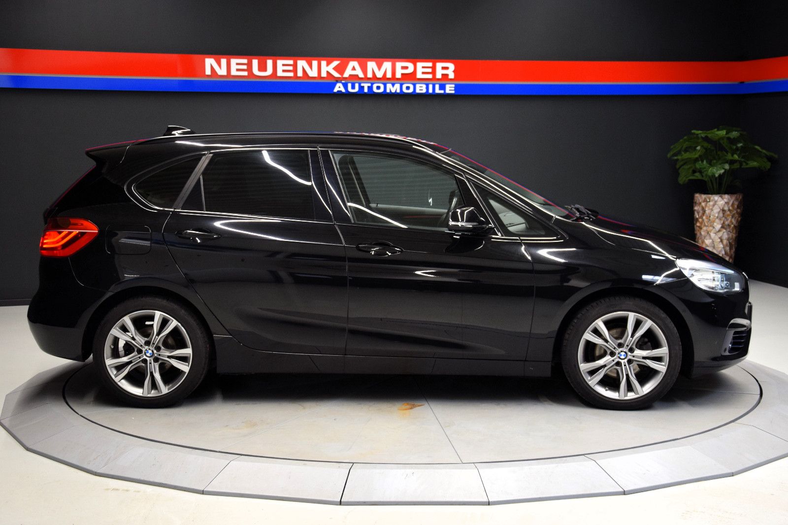 Fahrzeugabbildung BMW 218d Active Tourer LED Sitzheizung NAV Isofix