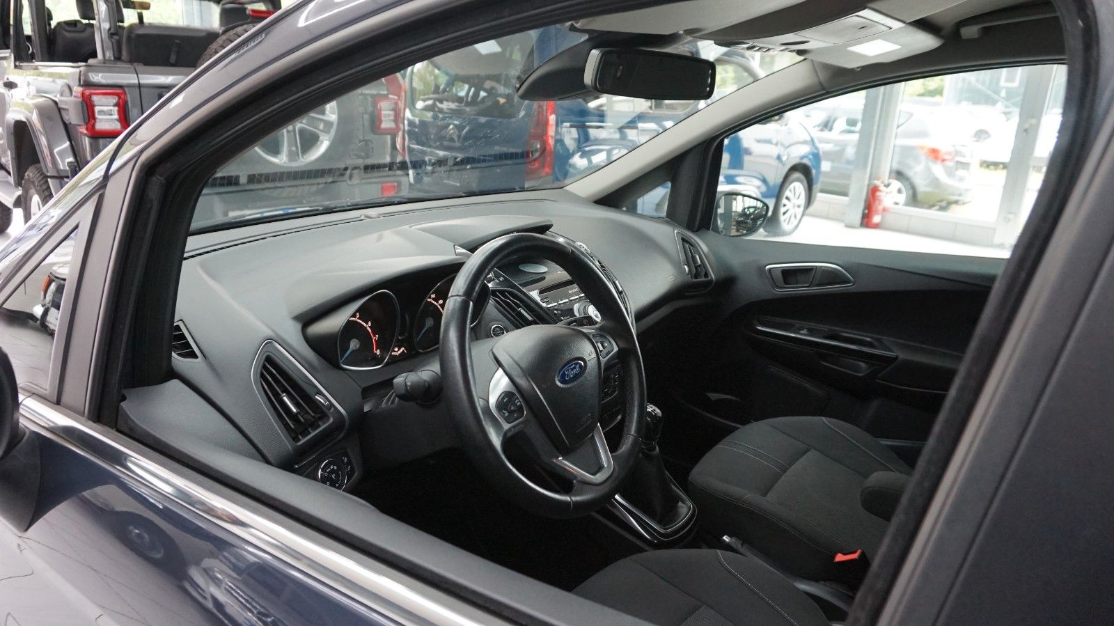 Fahrzeugabbildung Ford B-Max Titanium 4,9 Liter / 100 Km
