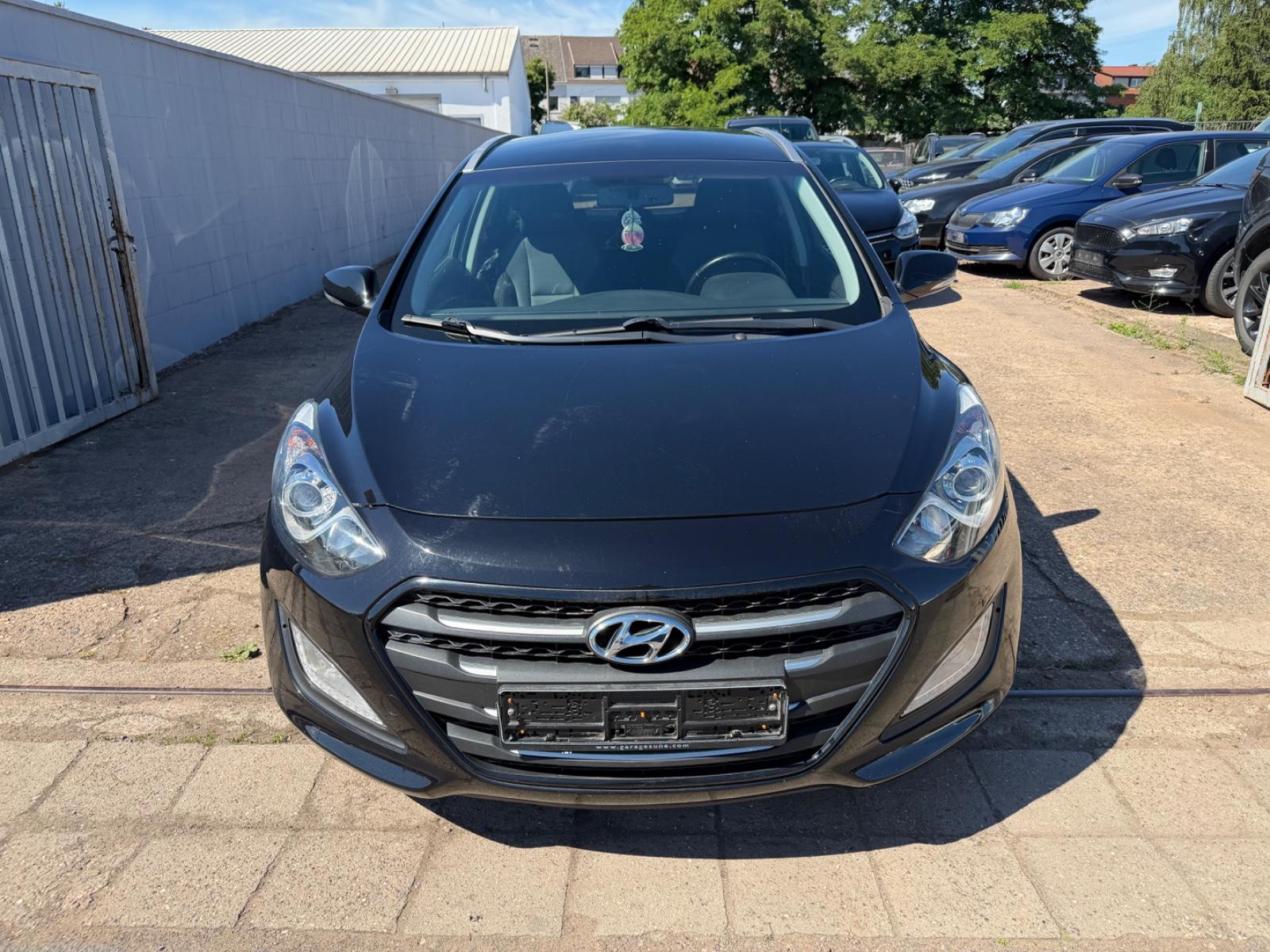 Hyundai i30 2015 — rear view