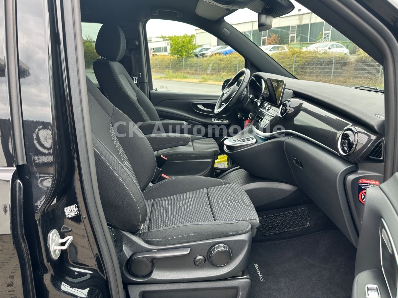 Fahrzeugabbildung Mercedes-Benz V 250d Edition 4MATIC Kompakt AMG-Line / 6 Sitze