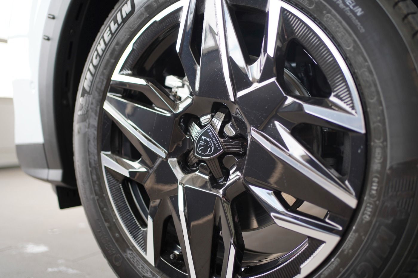 Fahrzeugabbildung Peugeot 5008 Allure Hybrid 145 e-DSC6 7 Sitzer Navi