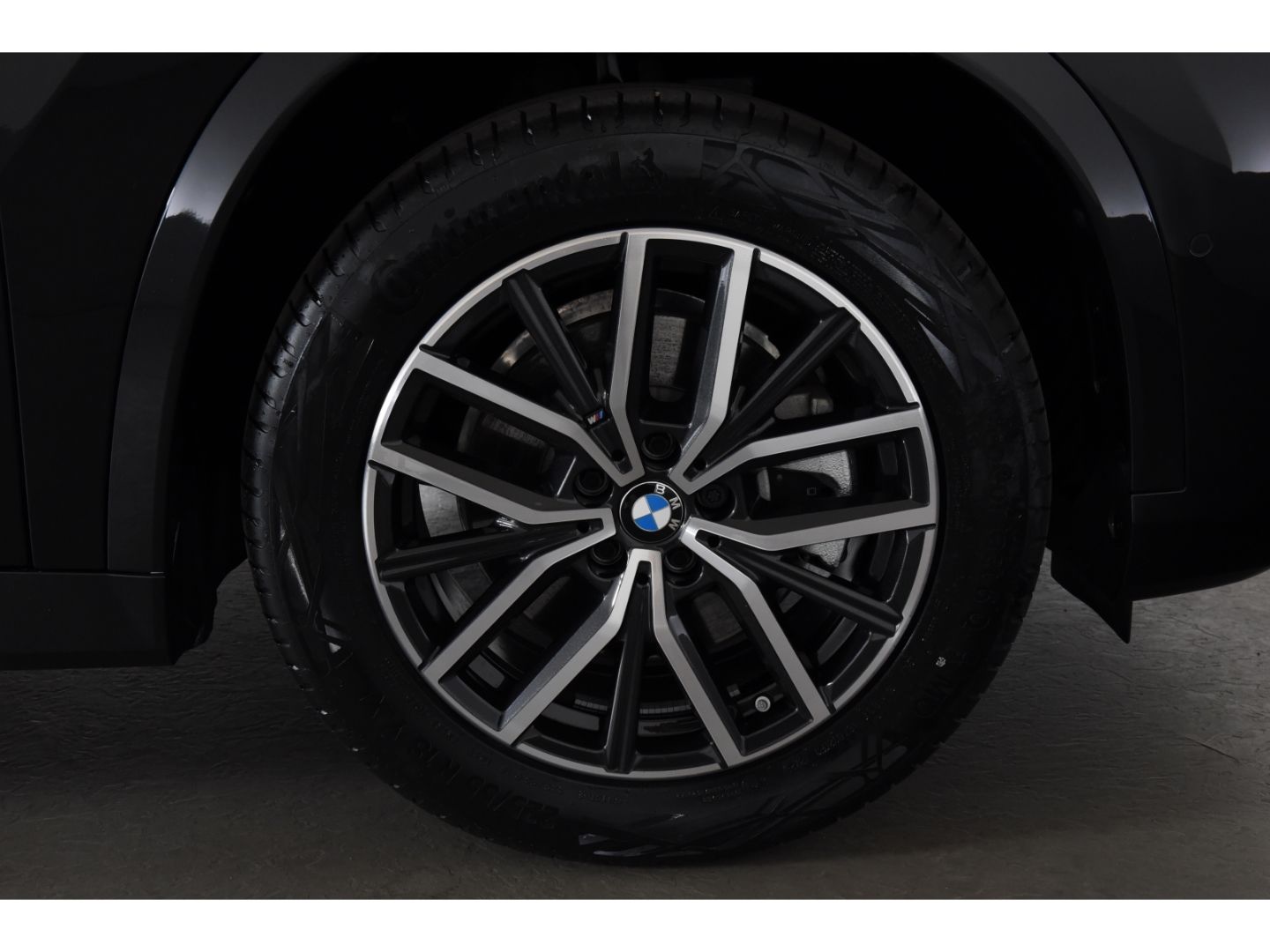 BMW iX1 XDrive 30 M Sport Head-Up Display Anhängerku foto 4