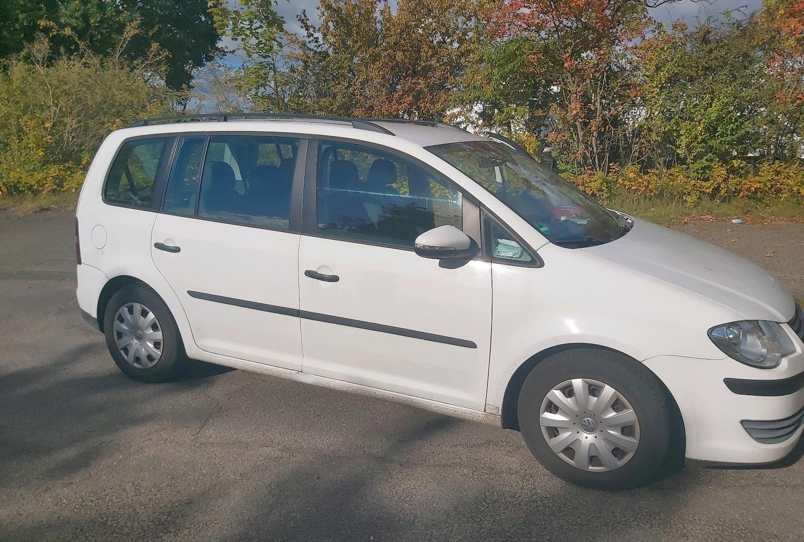 Volkswagen Touran 2009 — rear view