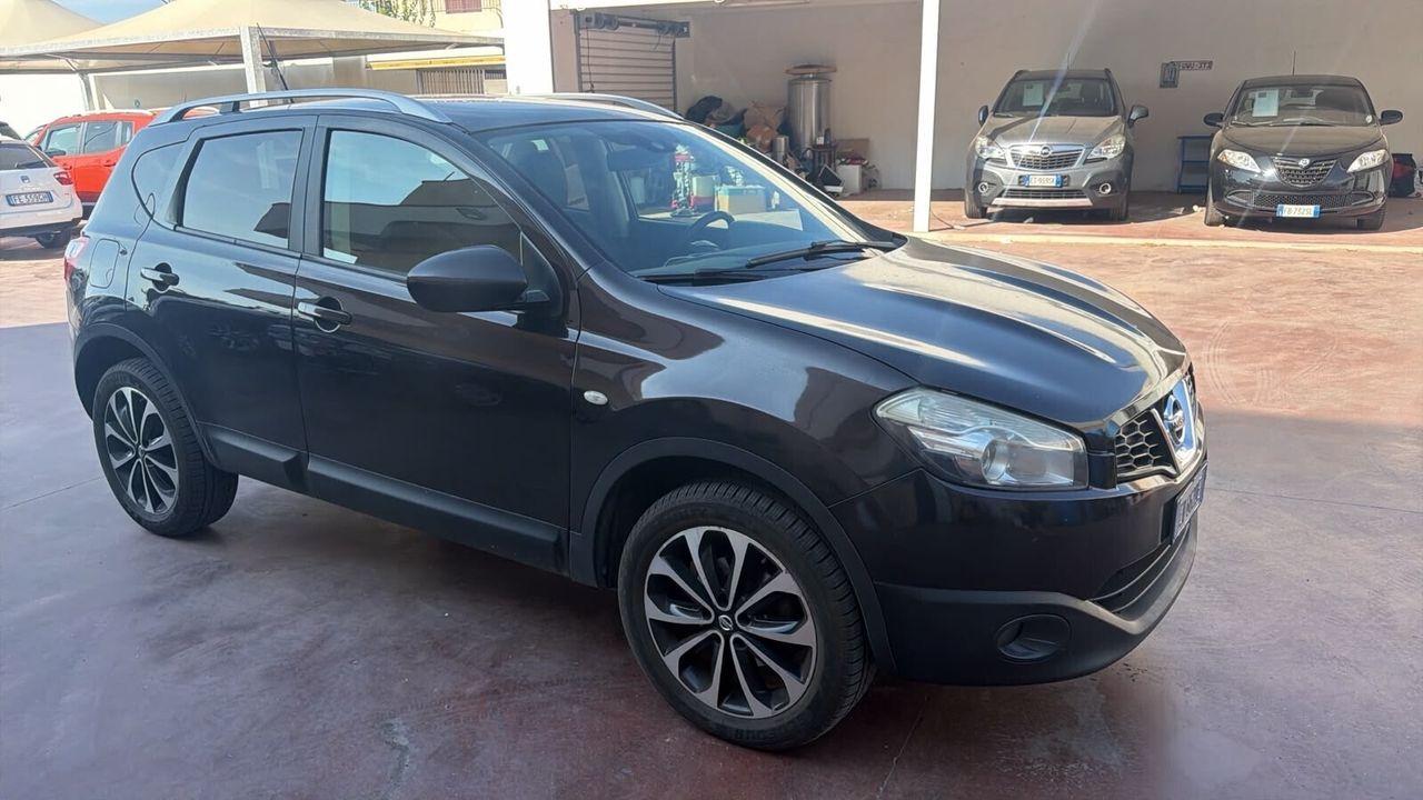 Nissan Qashqai+2 2010 — interior
