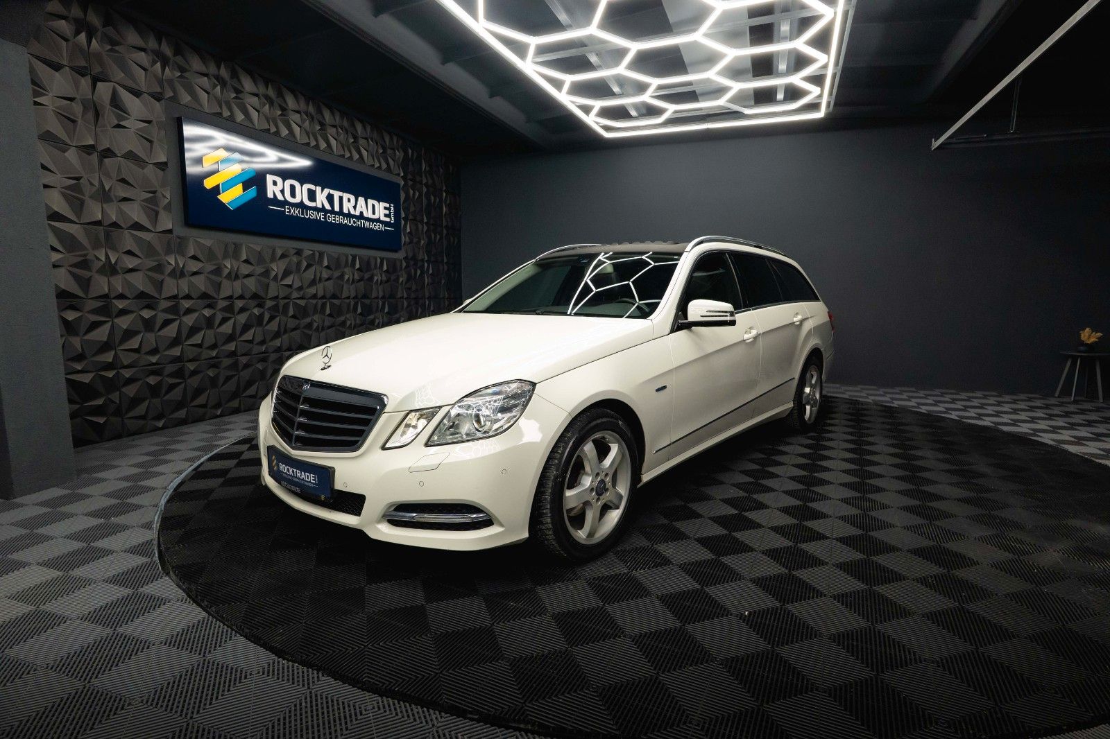 Fahrzeugabbildung Mercedes-Benz E 220 T CDI BlueEfficiency Avantgarde *Bi-Xenon*