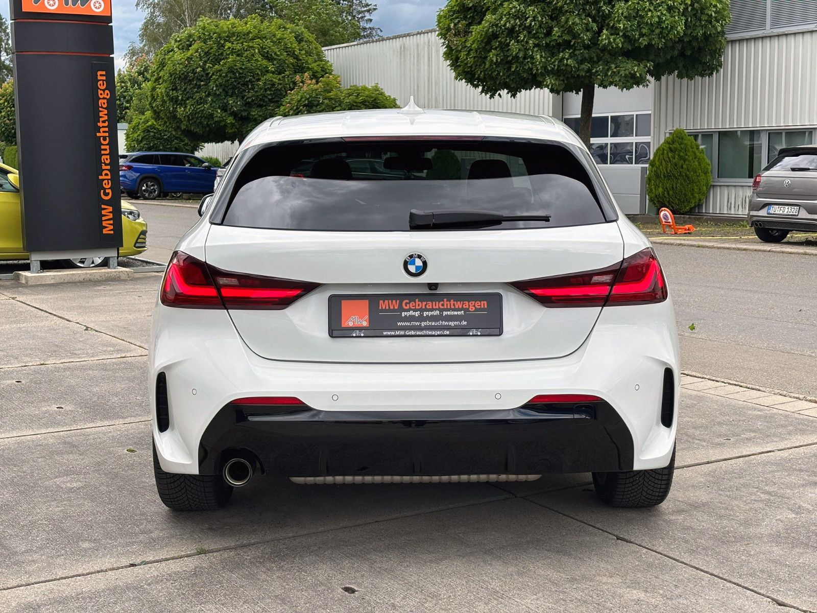 Fahrzeugabbildung BMW 118i M-Sport Steptronic LED KAM PDC AMBI CarPlay