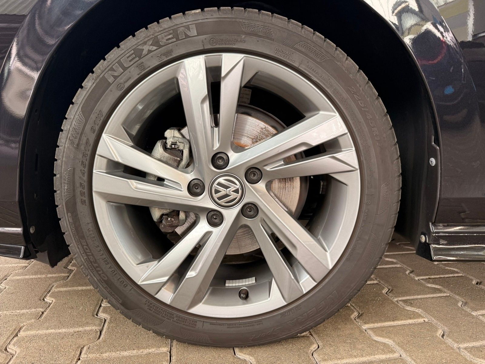 Fahrzeugabbildung Volkswagen Golf VIII Lim. R-Line 1,5 eTSI DSG +Navi+ACC+LED