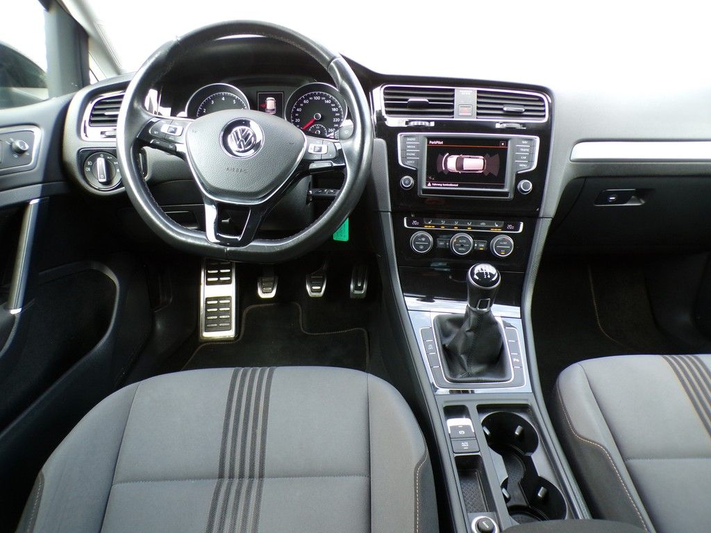 Fahrzeugabbildung Volkswagen Golf VII 1.2 TSI Allstar *Navi*SHZ*PDC vorne+hin