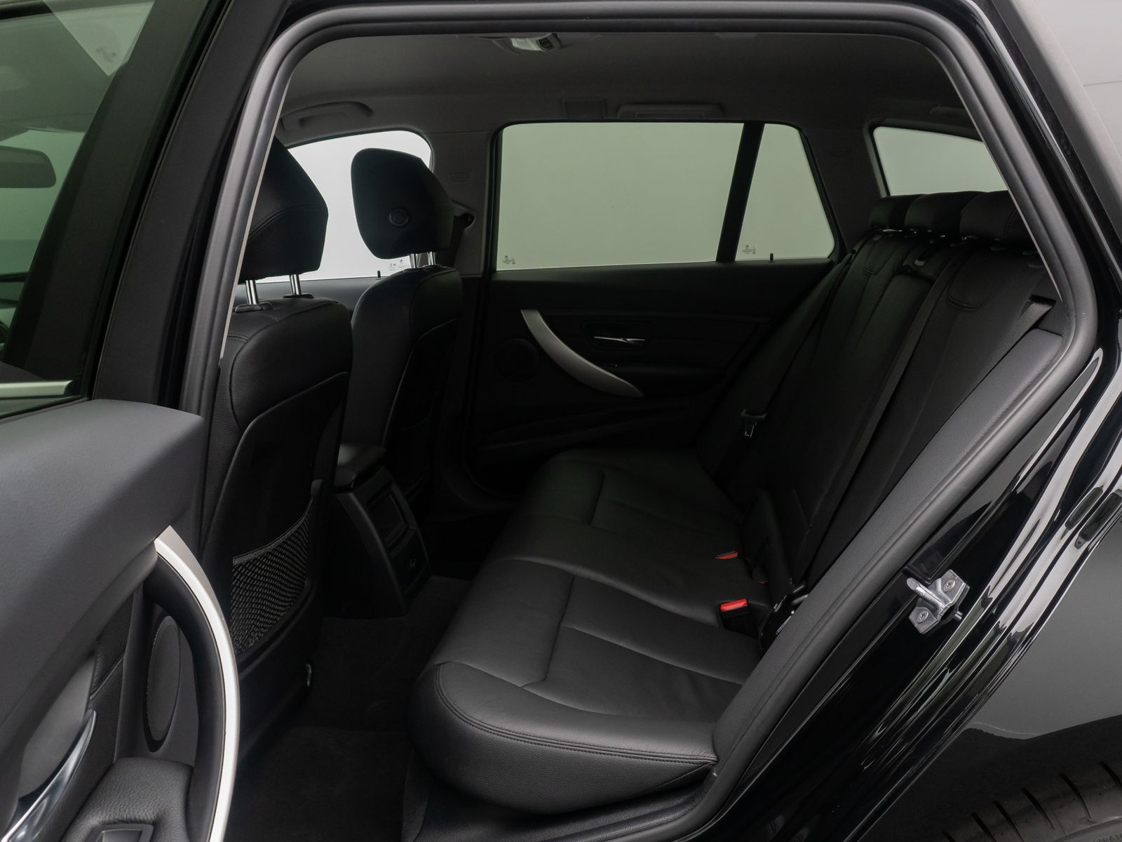 Fahrzeugabbildung BMW 320d HUD HiFi NaviPro Alarm DriveAss Komfo Leder