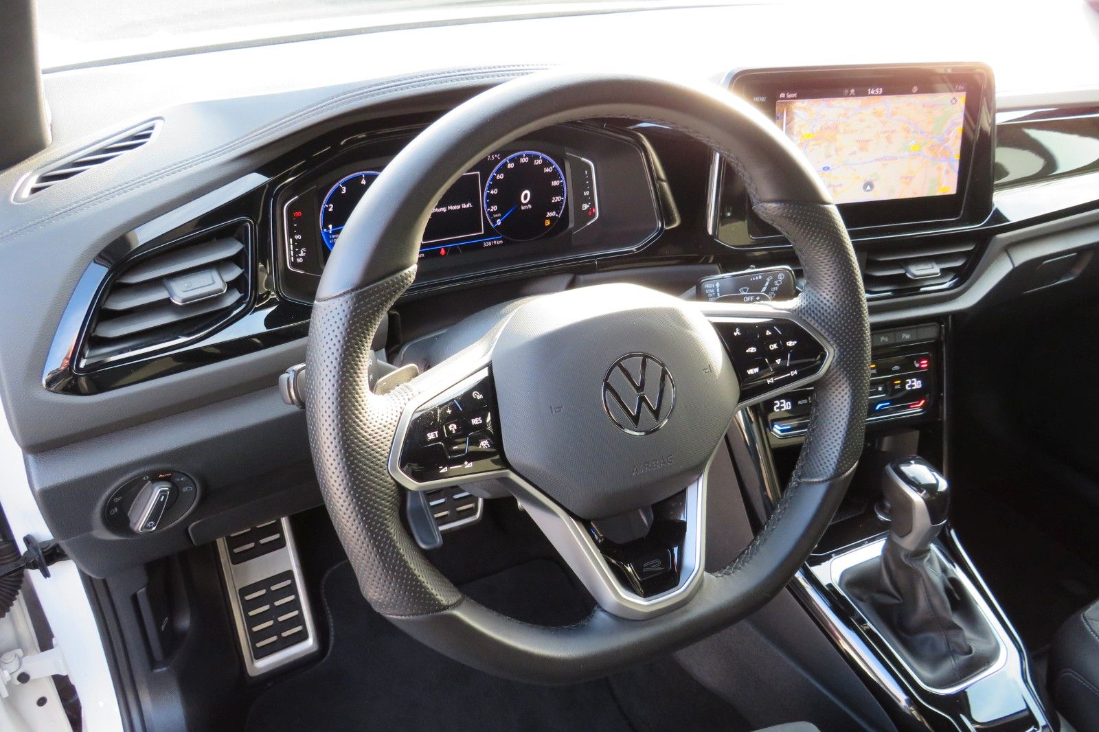 Fahrzeugabbildung Volkswagen T-Roc R-LINE AHK DCC ACC NAVI KAMERA 8-FACH 1.H