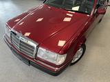Mercedes-Benz 300 CE 24V Cabrio|Historie|Deutsch|Holz|Sheft - Mercedes-Benz 300: Rot