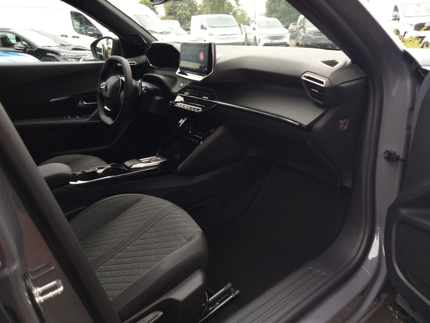 Fahrzeugabbildung Peugeot 2008 ALLURE HYBRID 145 e-DSC6 Navi LED ACC