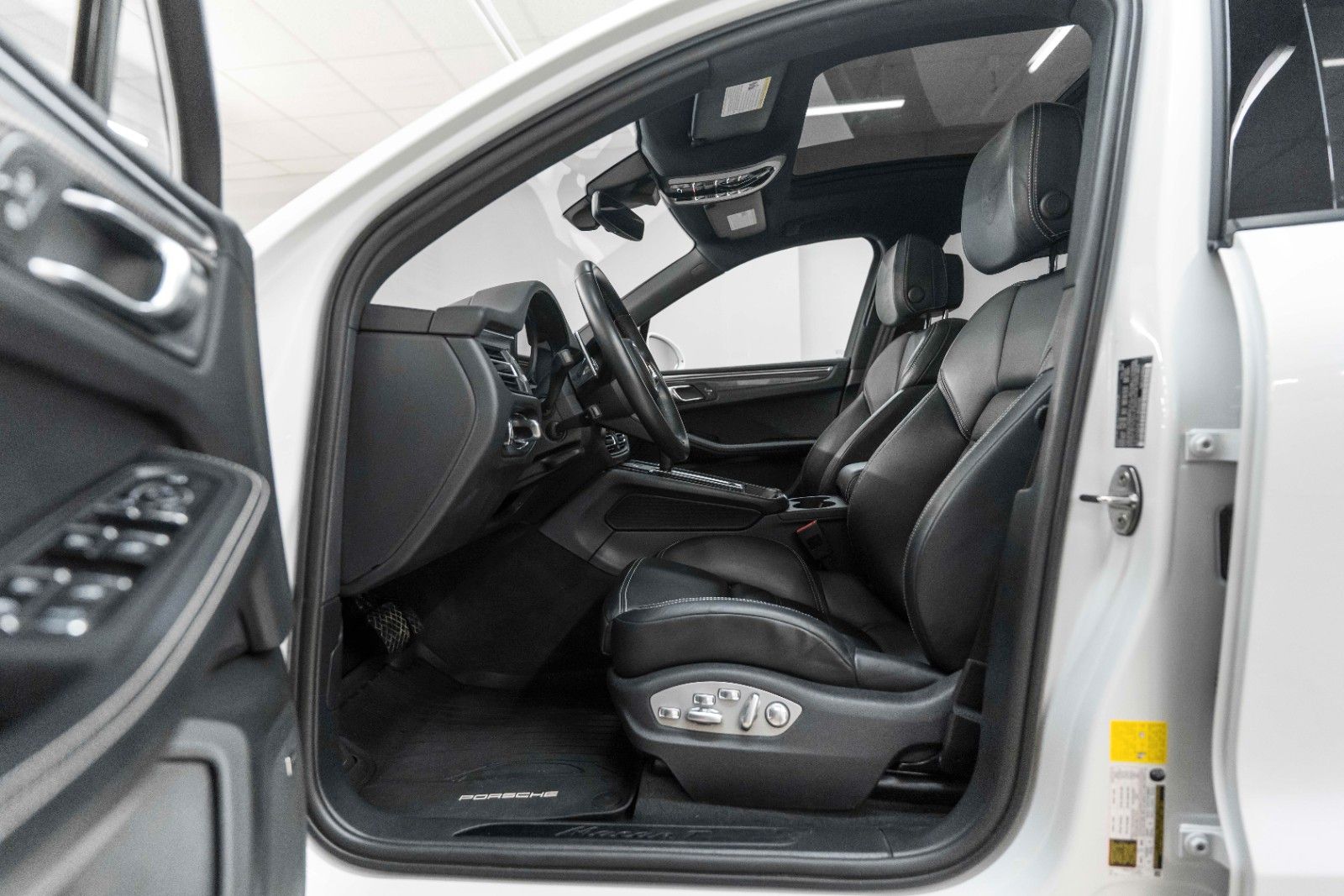 Fahrzeugabbildung Porsche Macan 2.0L ACC BOSE PANO PDLS KAM LED CARPLAY
