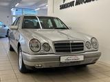 Mercedes-Benz E 240 ELEGANCE XENO SCHIEBEDACH PDC 62000KM" - Mercedes-Benz E 240 mit Benzin-Antrieb: Automatik