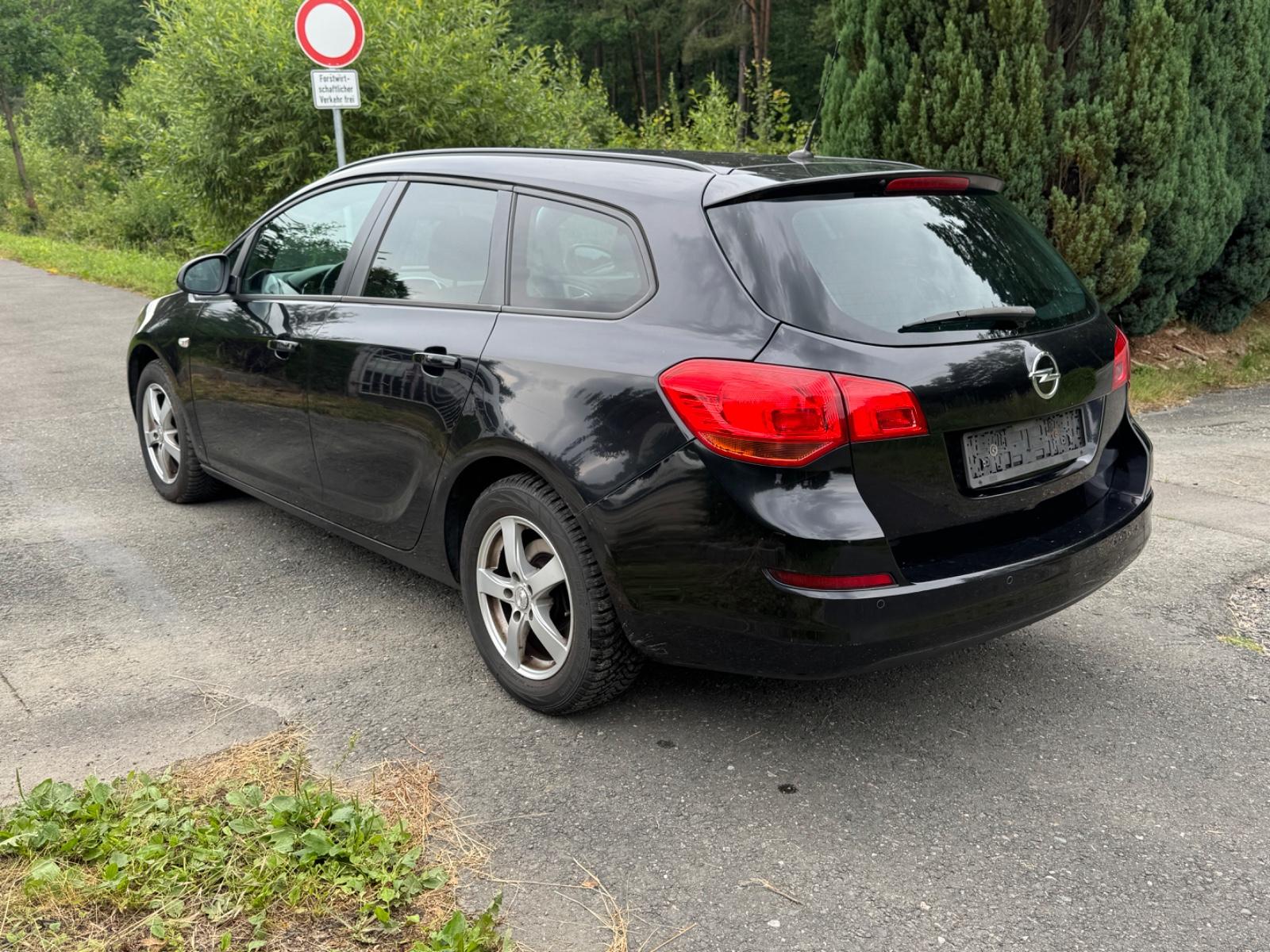 Opel Astra 2011 — photo 5