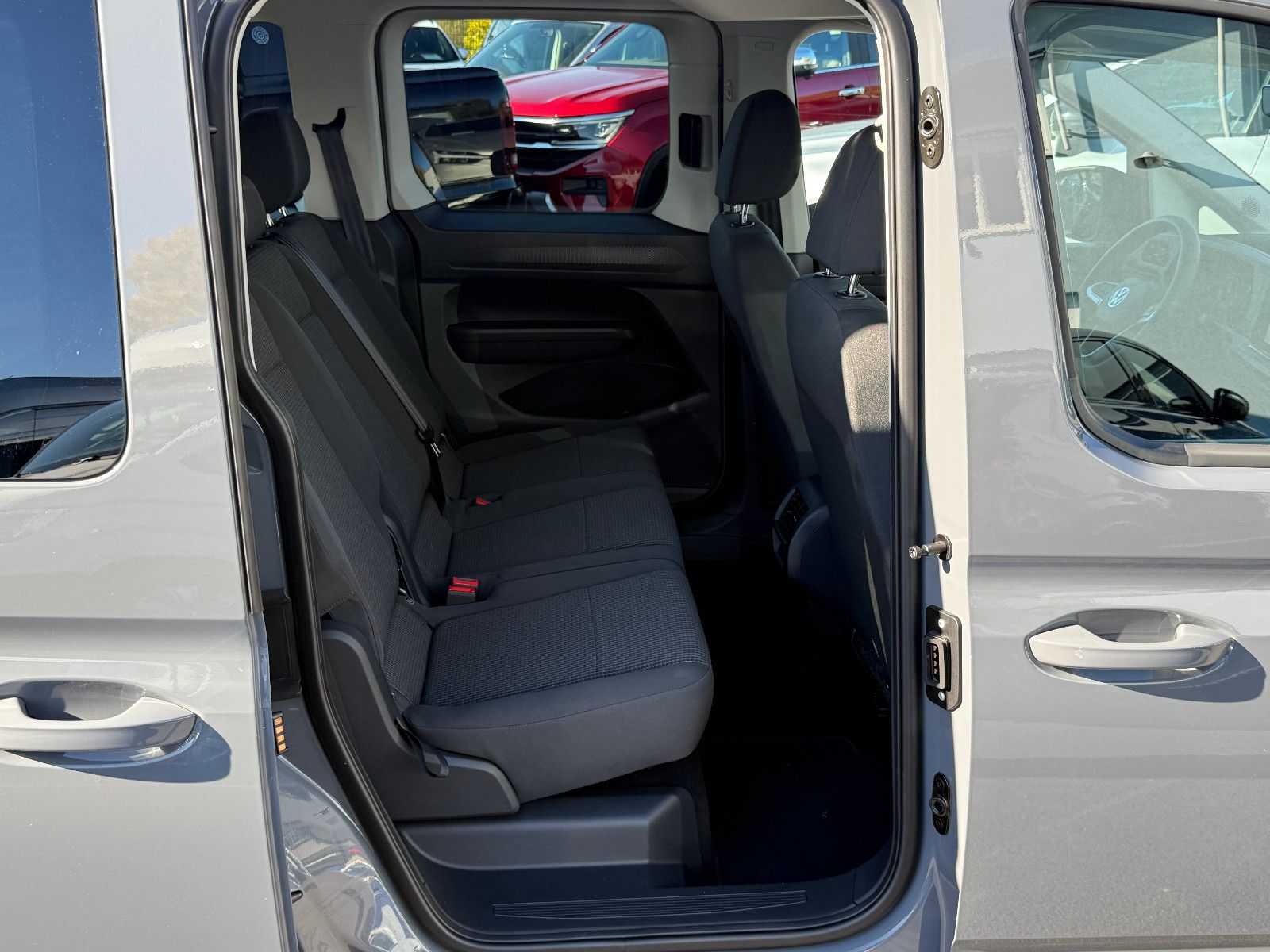 Fahrzeugabbildung Volkswagen Caddy TSI 7-Sitzer GRA AHK DAB Navi Kamera