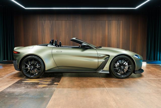 Aston Martin V12 Vantage Roadster - no 121/249