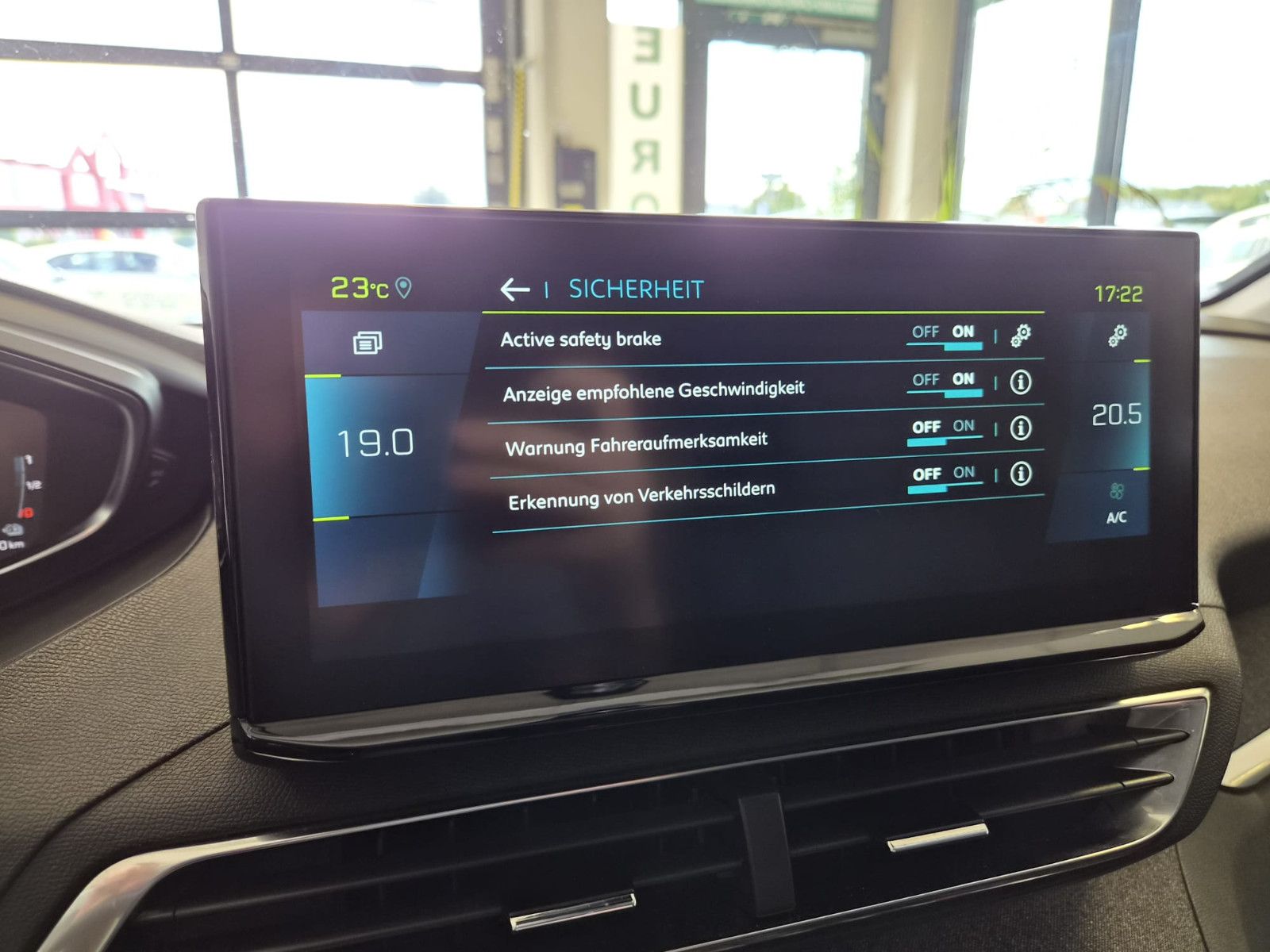 Fahrzeugabbildung Peugeot 3008 Hybrid 225 Roadtrip / LED/KAMERA/GARANTIE