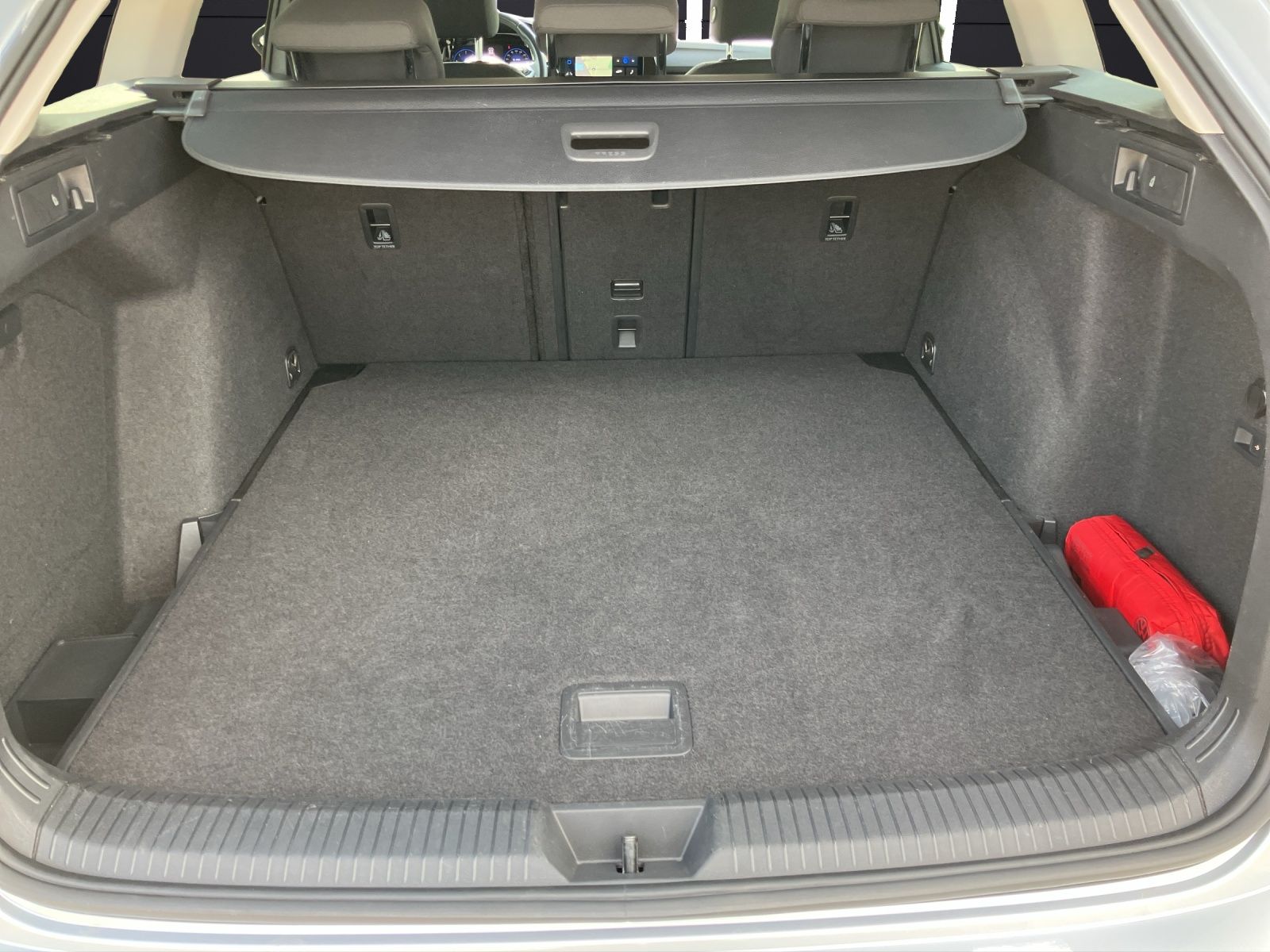 Fahrzeugabbildung Volkswagen Golf VIII Variant TDI Life DSG LED Navi ACC AHK