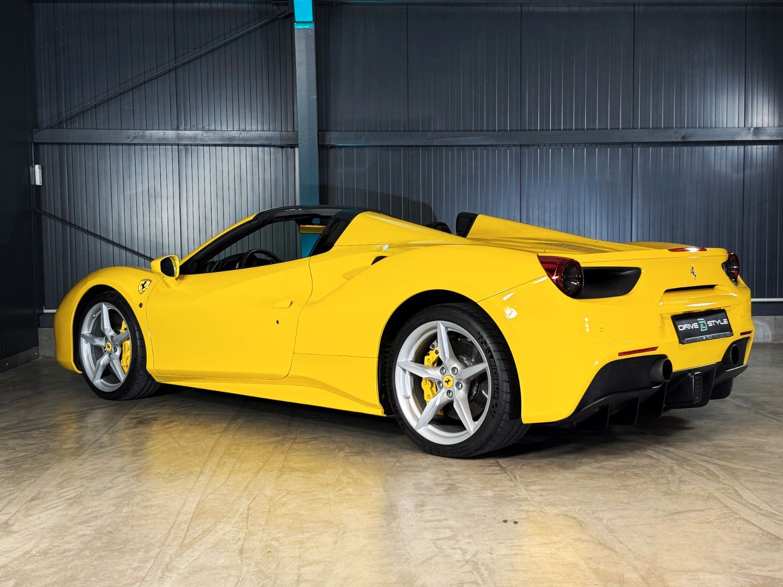 Fahrzeugabbildung Ferrari 488 Spider + Giallo Modena + Scuderia Shields