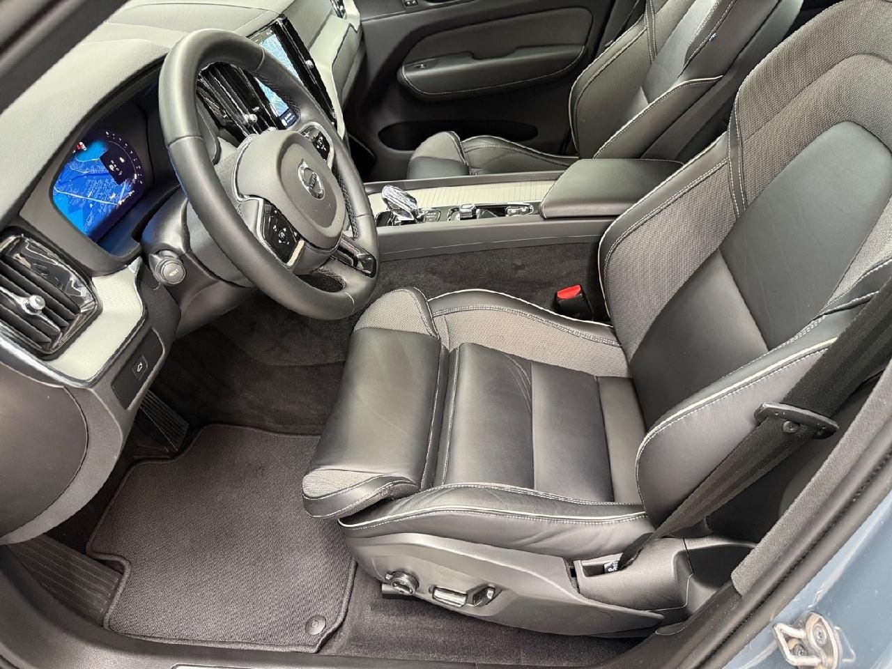 Fahrzeugabbildung Volvo XC60 Plus Dark 2WD