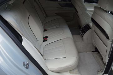 BMW 750 - 12