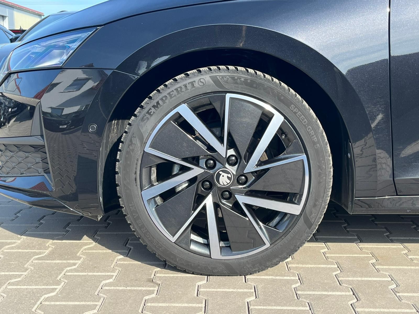 Fahrzeugabbildung SKODA Octavia 1.5 DSG Sportline PANO*MATRIX*AHK*5J.GAR