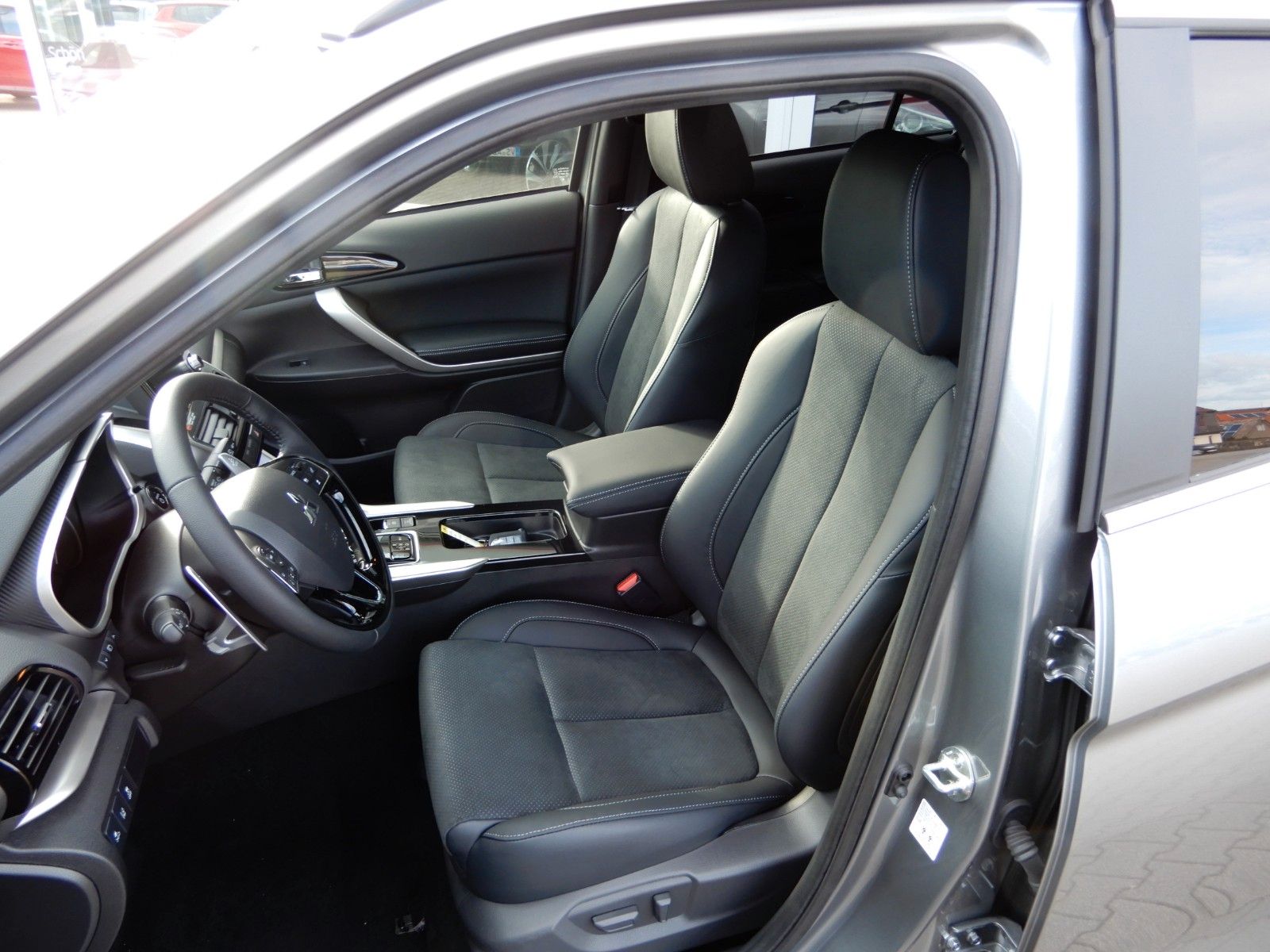 Fahrzeugabbildung Mitsubishi Eclipse Cross 2.4 PHEV SELECT 4WD Navi LED
