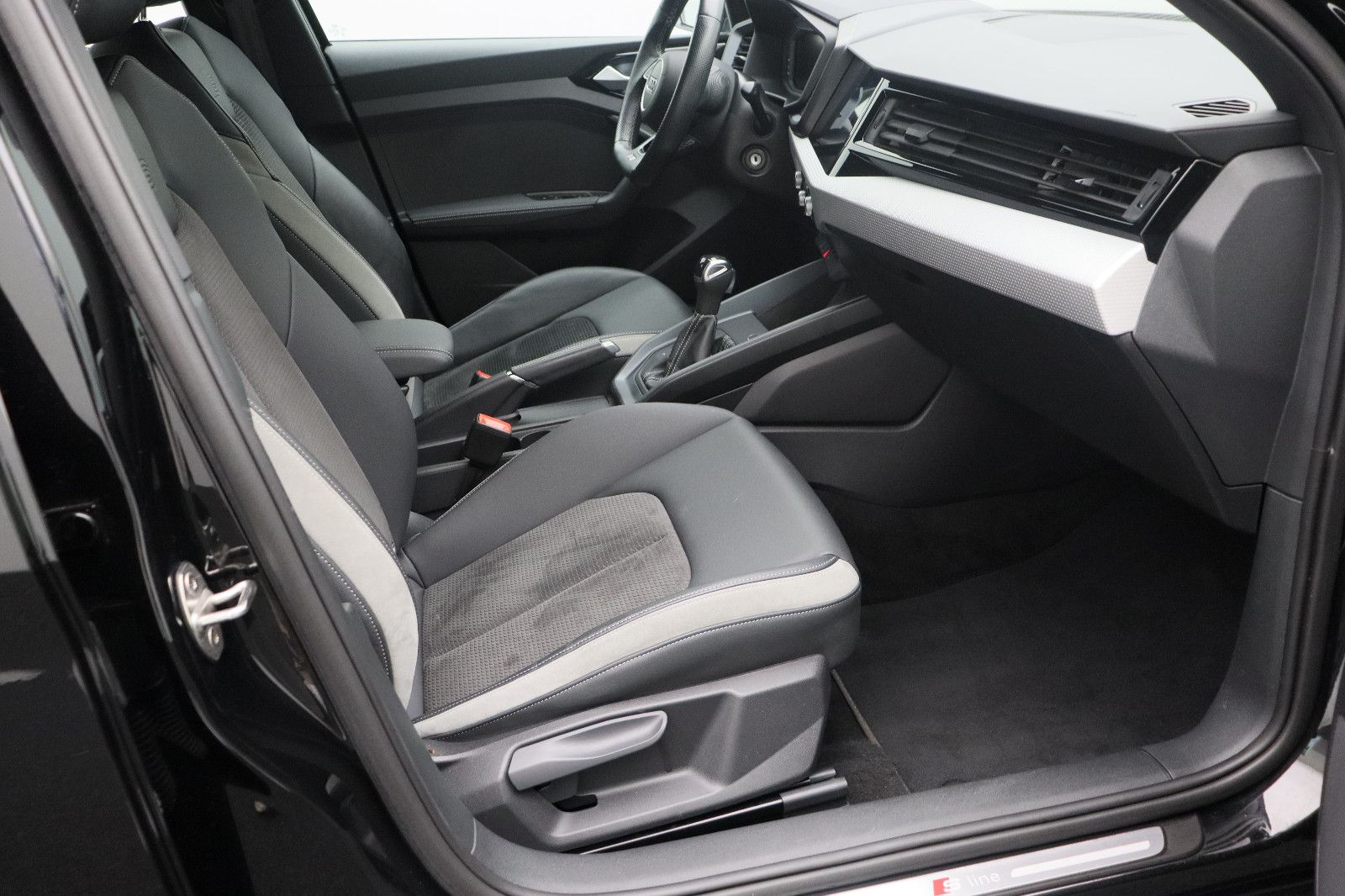 Fahrzeugabbildung Audi A1 Sportback 30 TFSI S line 18"Optik schwarz LED